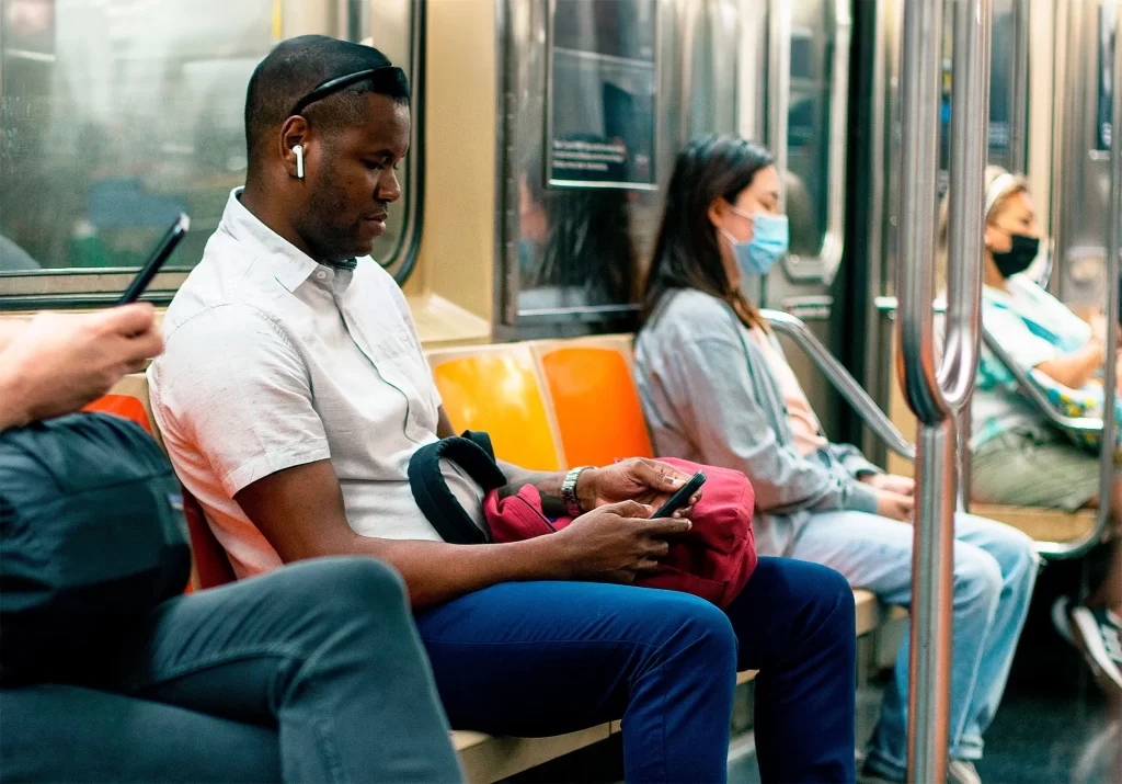 passageiro-metro-nyc-ipod-dr-jose-nasser-aquera